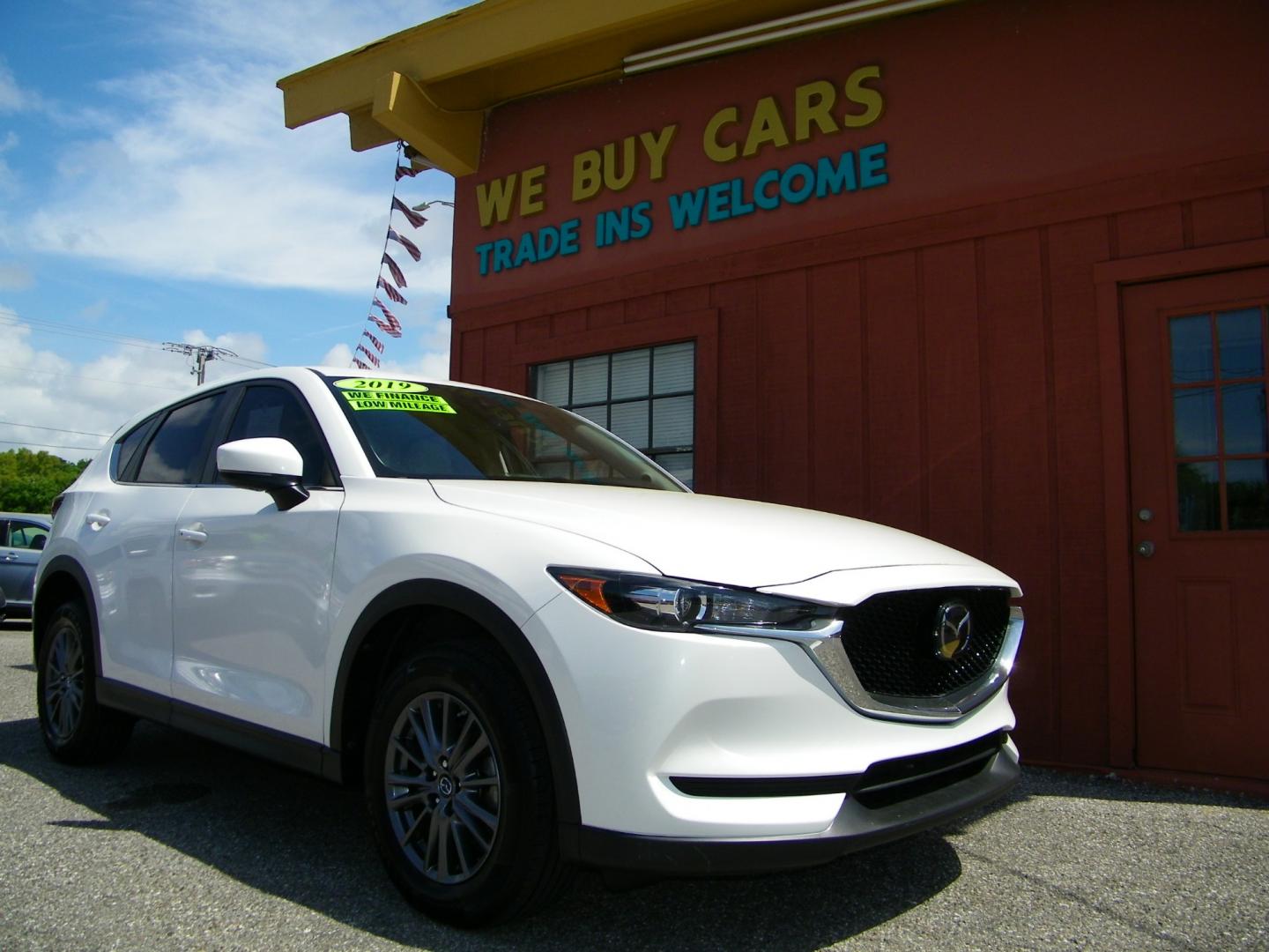 2019 White /Beige Mazda CX-5 Touring (JM3KFACM8K1) with an 2.5L L4 DOHC 16V engine, 6A transmission, located at 4000 Bee Ridge Road, Sarasota, FL, 34233, (941) 926-0300, 27.298664, -82.489151 - Photo#3